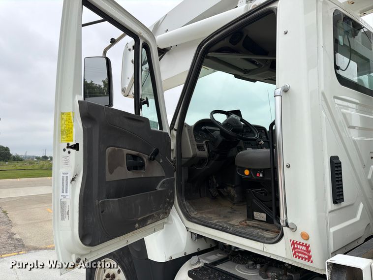 image for item DV8548 2011 International SX537 bucket truck
