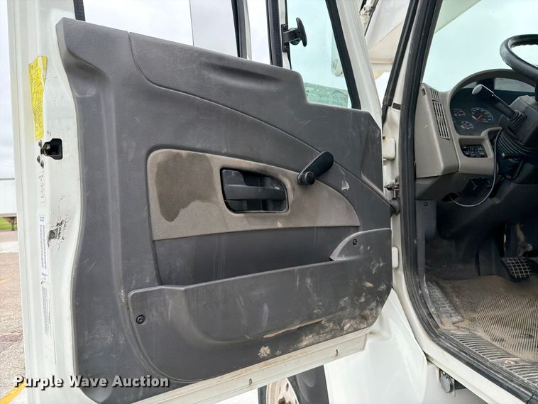 image for item DV8548 2011 International SX537 bucket truck