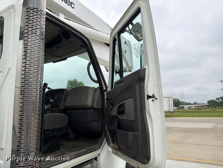 image for item DV8548 2011 International SX537 bucket truck