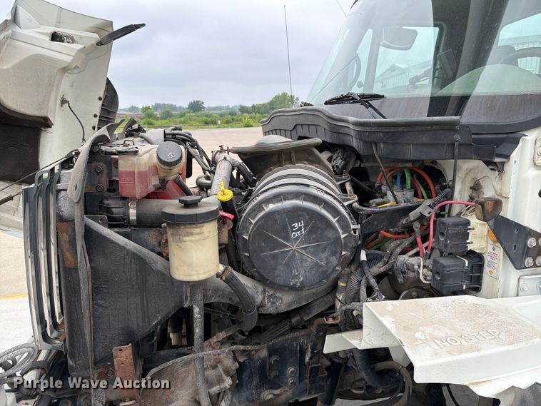 image for item DV8548 2011 International SX537 bucket truck