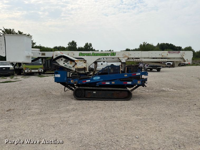 image for item DV8565 2013 Versalift MA53TD tracked boom lift