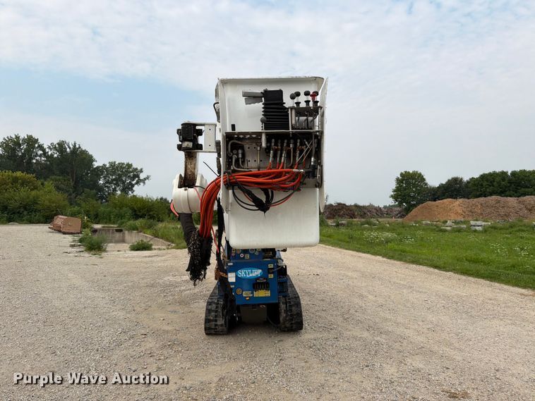 image for item DV8565 2013 Versalift MA53TD tracked boom lift
