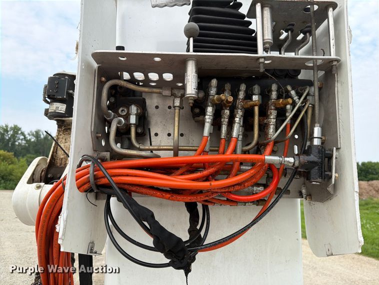 image for item DV8565 2013 Versalift MA53TD tracked boom lift