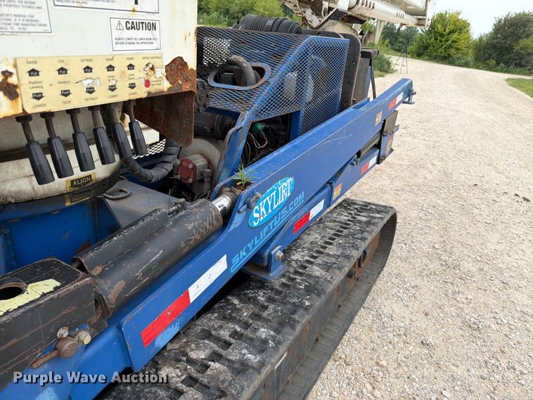 image for item DV8565 2013 Versalift MA53TD tracked boom lift