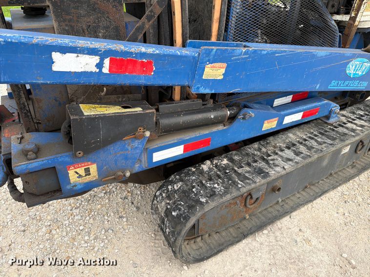 image for item DV8565 2013 Versalift MA53TD tracked boom lift
