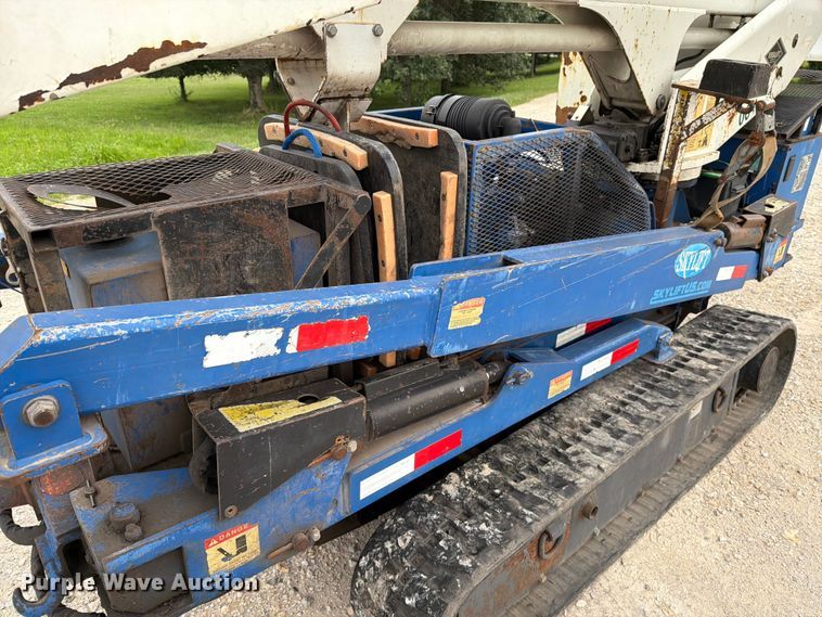 image for item DV8565 2013 Versalift MA53TD tracked boom lift