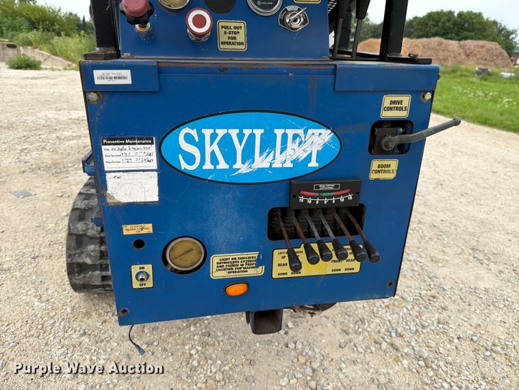image for item DV8565 2013 Versalift MA53TD tracked boom lift