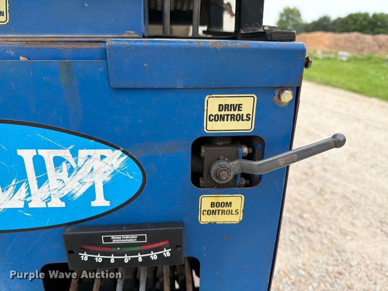 image for item DV8565 2013 Versalift MA53TD tracked boom lift