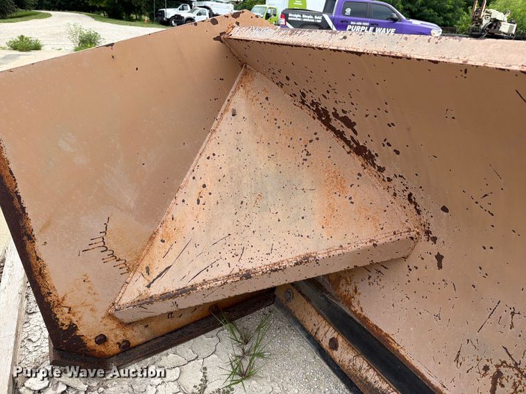 image for item DV8566 Wheel loader snow pusher