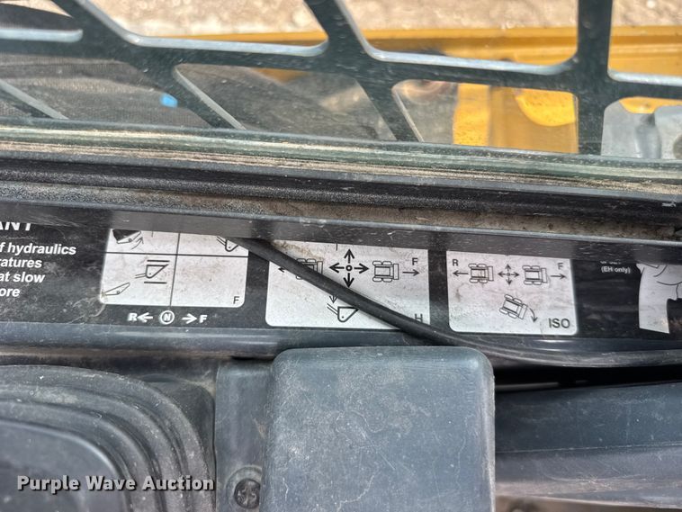 image for item DY3126 2015 John Deere 331G tracked skid steer loader