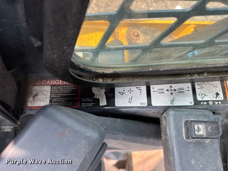 image for item DY3126 2015 John Deere 331G tracked skid steer loader