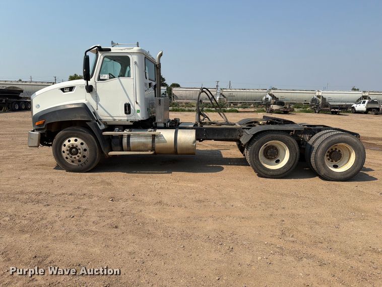 image for item EA0387 2015 Caterpillar CT660 semi truck