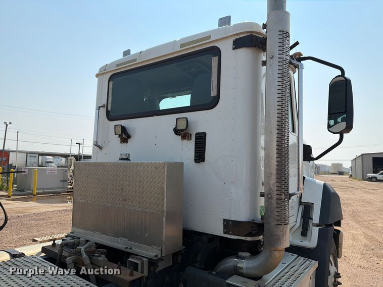 image for item EA0387 2015 Caterpillar CT660 semi truck