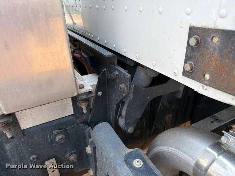 image for item EA0387 2015 Caterpillar CT660 semi truck