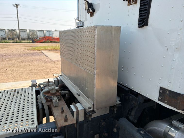 image for item EA0387 2015 Caterpillar CT660 semi truck