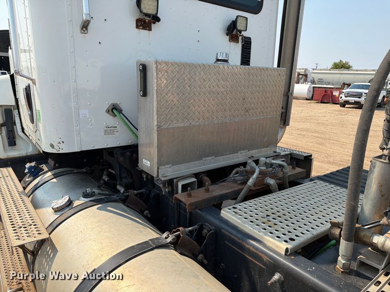 image for item EA0387 2015 Caterpillar CT660 semi truck