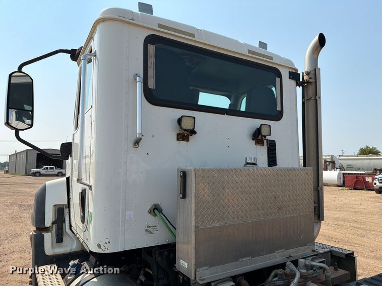 image for item EA0387 2015 Caterpillar CT660 semi truck