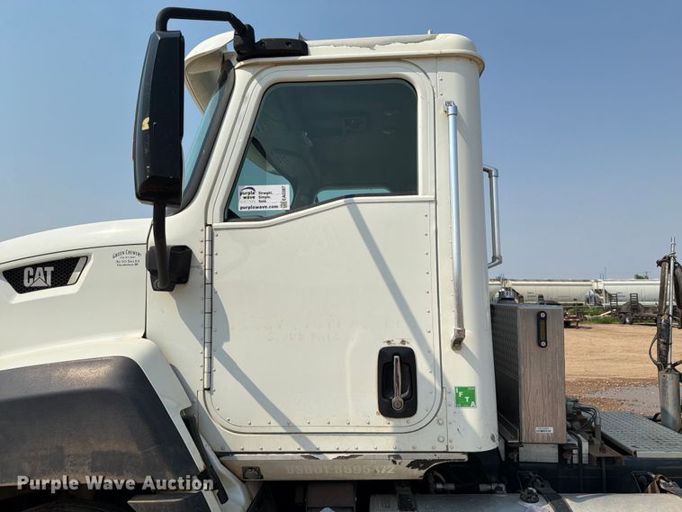 image for item EA0387 2015 Caterpillar CT660 semi truck