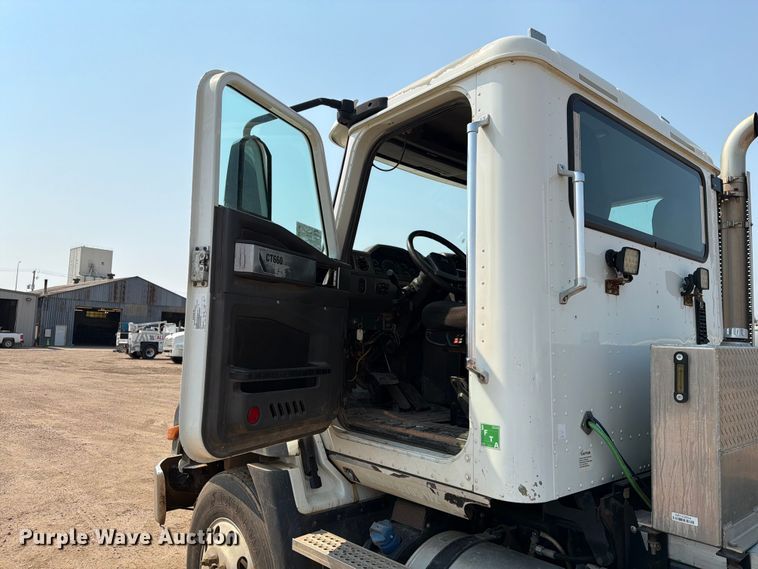 image for item EA0387 2015 Caterpillar CT660 semi truck