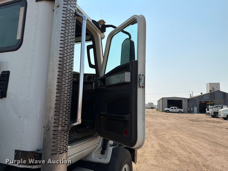 image for item EA0387 2015 Caterpillar CT660 semi truck