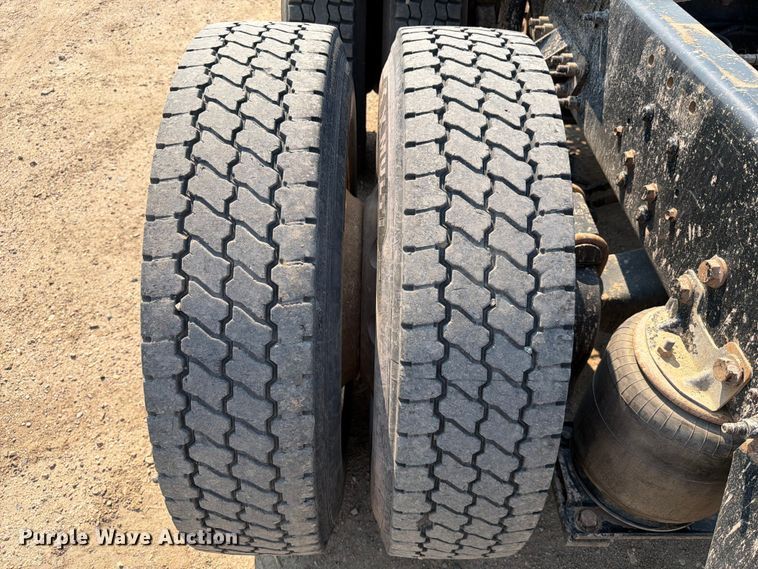 image for item EA0387 2015 Caterpillar CT660 semi truck
