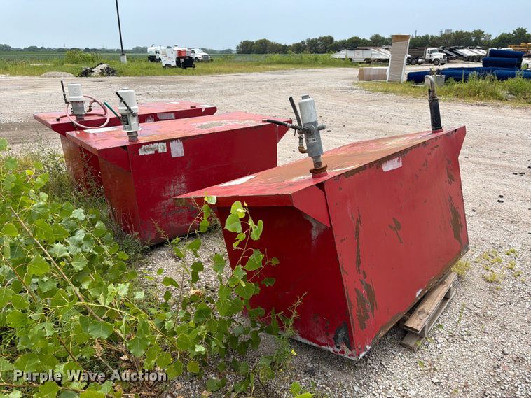 image for item EA4939 (3) oil tanks