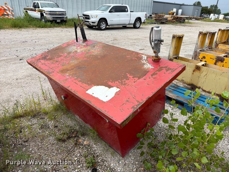image for item EA4939 (3) oil tanks