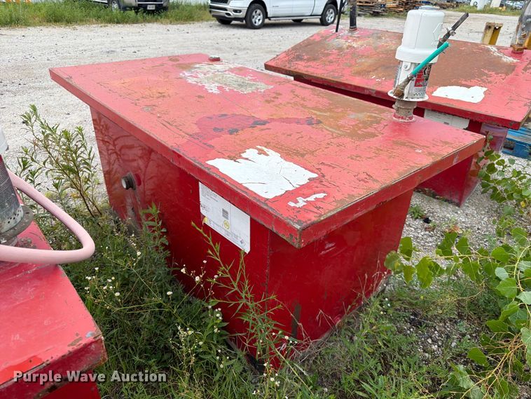 image for item EA4939 (3) oil tanks