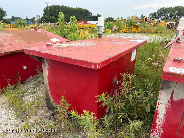 image for item EA4939 (3) oil tanks