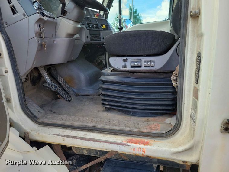 image for item EE1181 1997 Ford Louisville dump truck