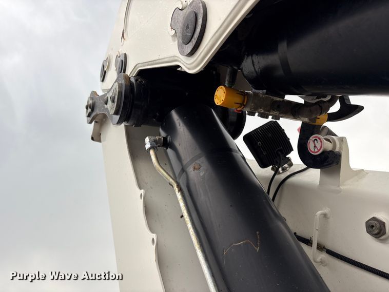 image for item EG9095 2013 Freightliner 114SD crane truck