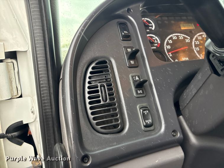 image for item EG9095 2013 Freightliner 114SD crane truck