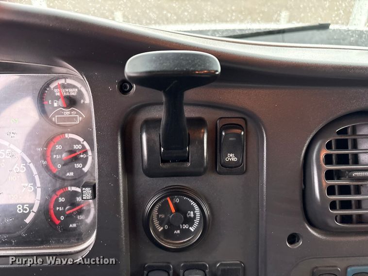 image for item EG9095 2013 Freightliner 114SD crane truck
