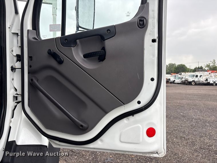 image for item EG9095 2013 Freightliner 114SD crane truck