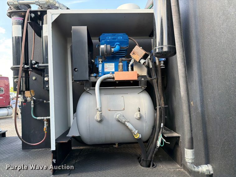 image for item EG9270 2012 Freightliner Business Class M2 fuel / lube truck