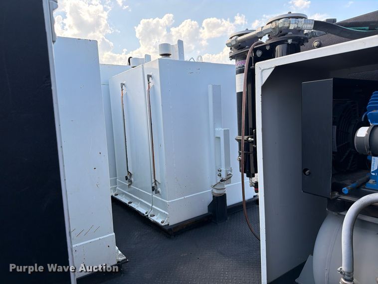 image for item EG9270 2012 Freightliner Business Class M2 fuel / lube truck