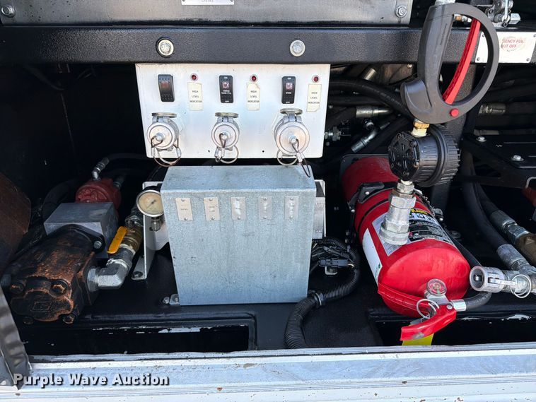 image for item EG9270 2012 Freightliner Business Class M2 fuel / lube truck
