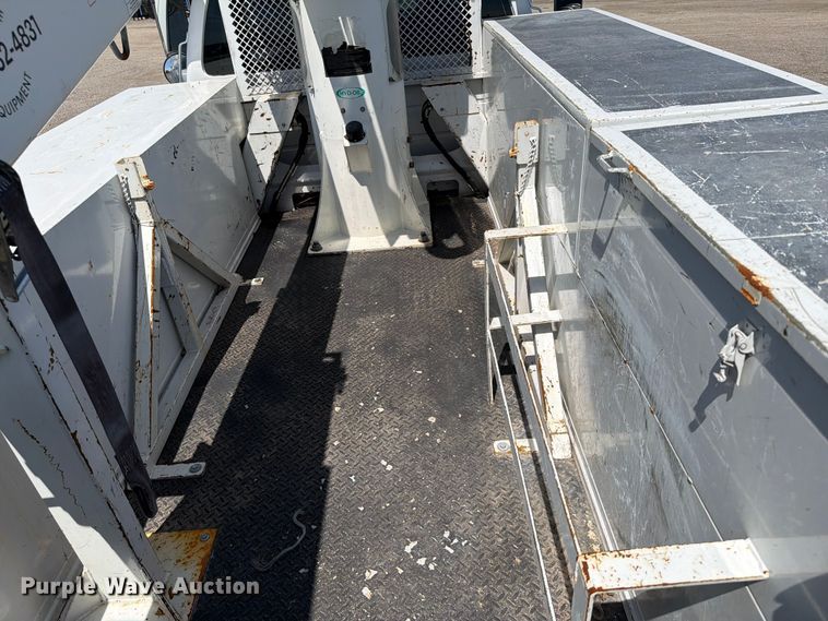 image for item EG9316 2015 Ford F650 Super Duty bucket truck