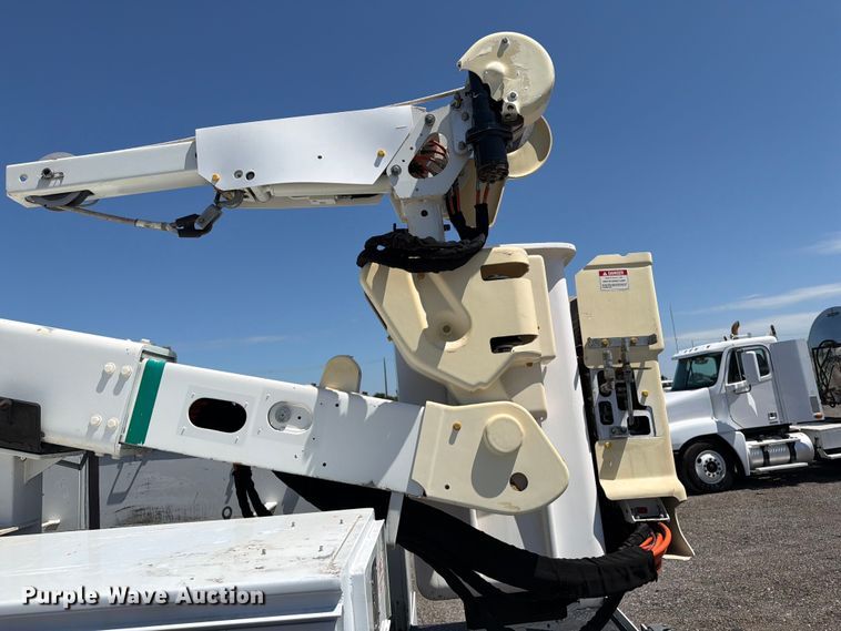 image for item EG9316 2015 Ford F650 Super Duty bucket truck