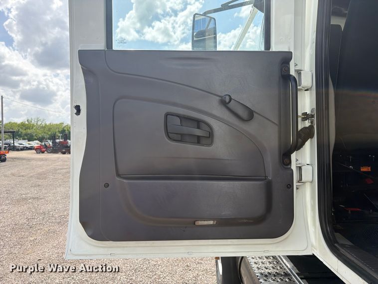 image for item EG9321 2008 International WorkStar 7500 Crew Cab crane truck