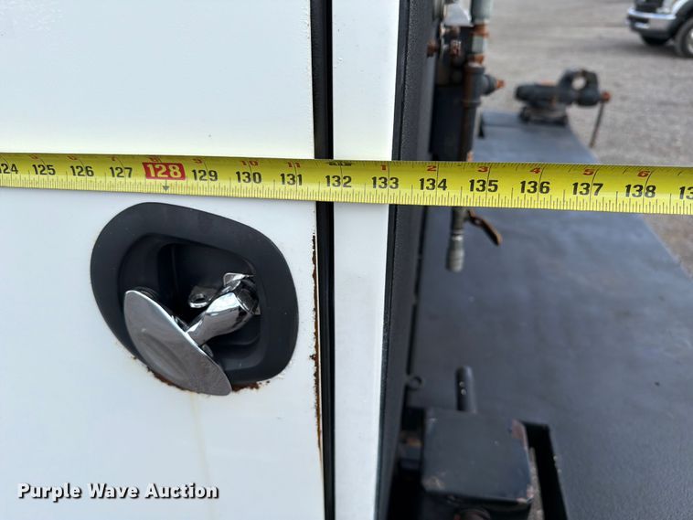 image for item EG9324 2006 Peterbilt 335 utility / service truck