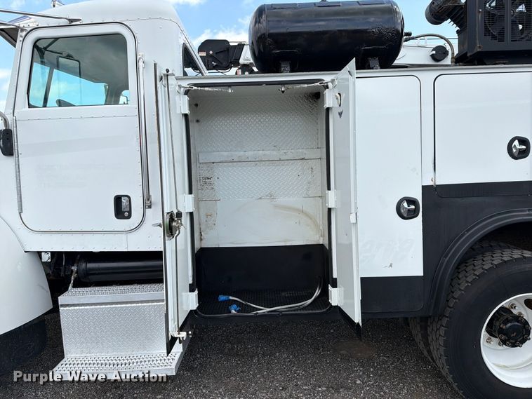 image for item EG9324 2006 Peterbilt 335 utility / service truck