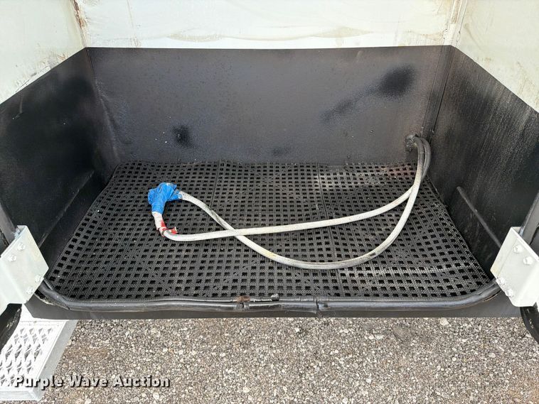 image for item EG9324 2006 Peterbilt 335 utility / service truck
