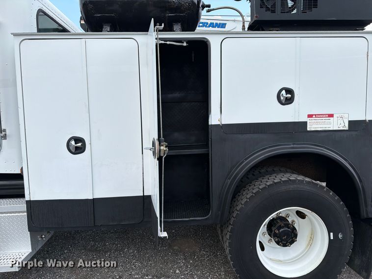 image for item EG9324 2006 Peterbilt 335 utility / service truck