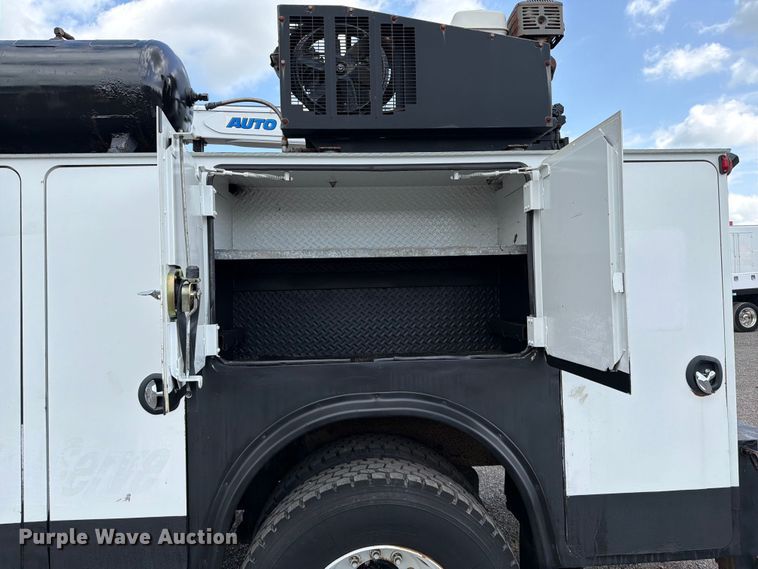 image for item EG9324 2006 Peterbilt 335 utility / service truck