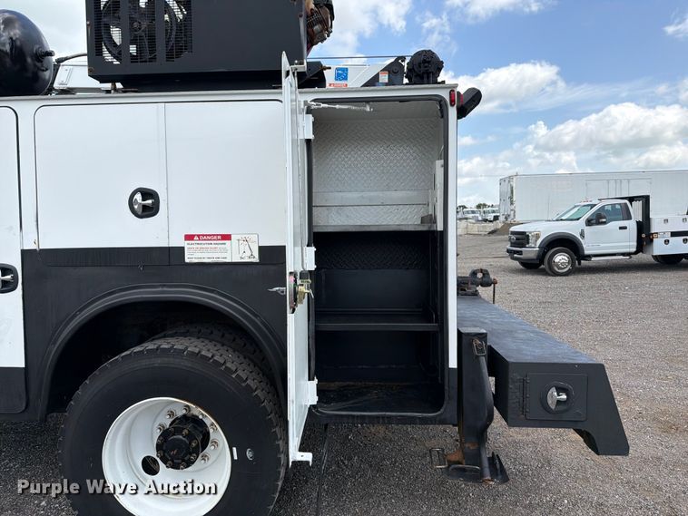 image for item EG9324 2006 Peterbilt 335 utility / service truck