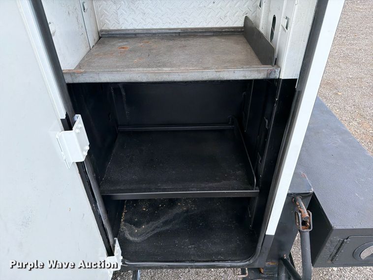 image for item EG9324 2006 Peterbilt 335 utility / service truck