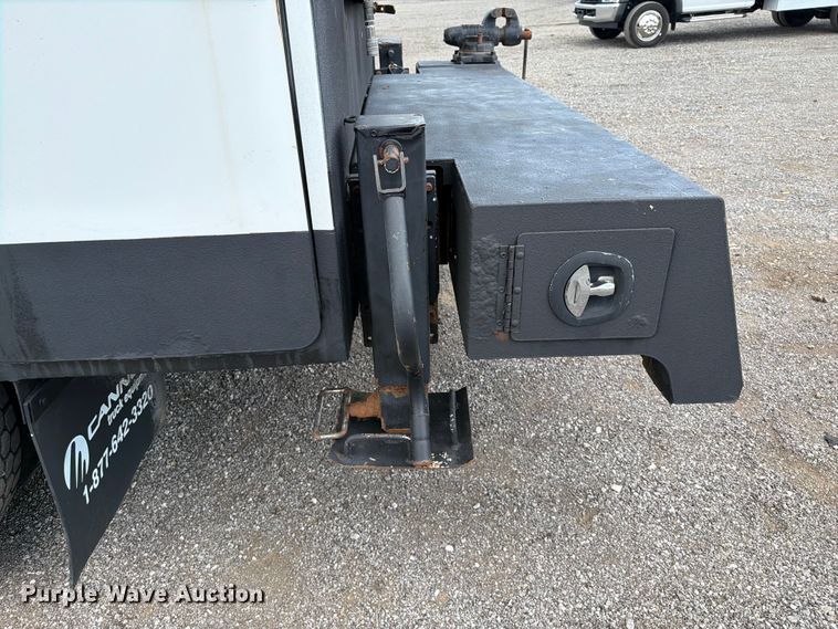 image for item EG9324 2006 Peterbilt 335 utility / service truck