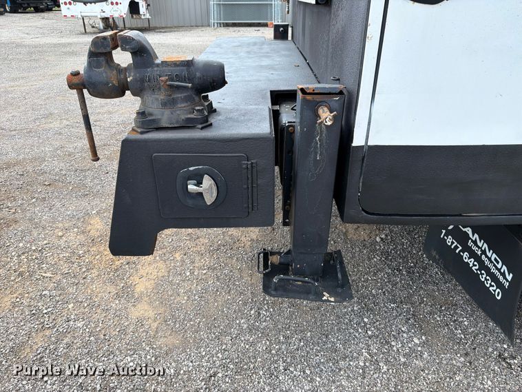 image for item EG9324 2006 Peterbilt 335 utility / service truck