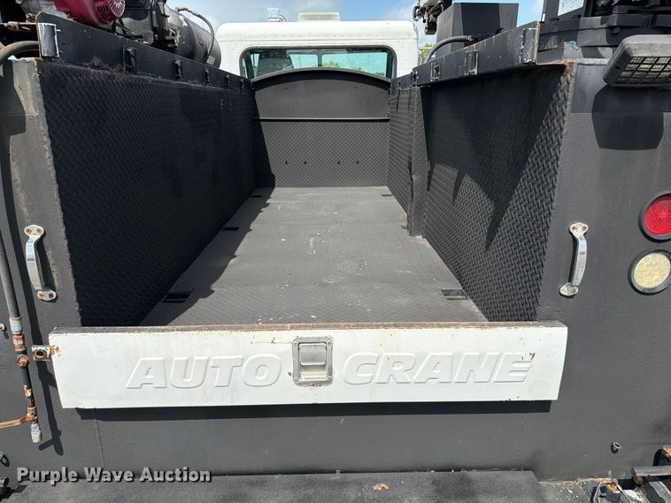 image for item EG9324 2006 Peterbilt 335 utility / service truck